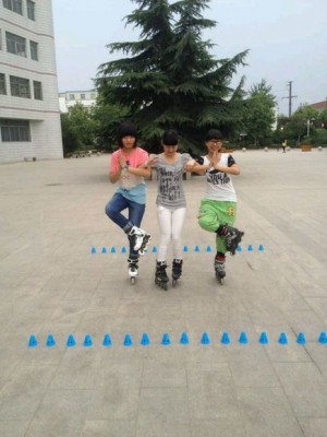 河北商贸学校轮滑社